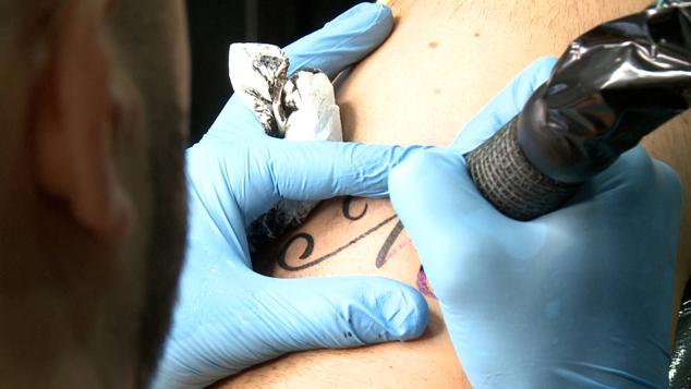 El tatuador Paco Denia realizando uno de sus diseños