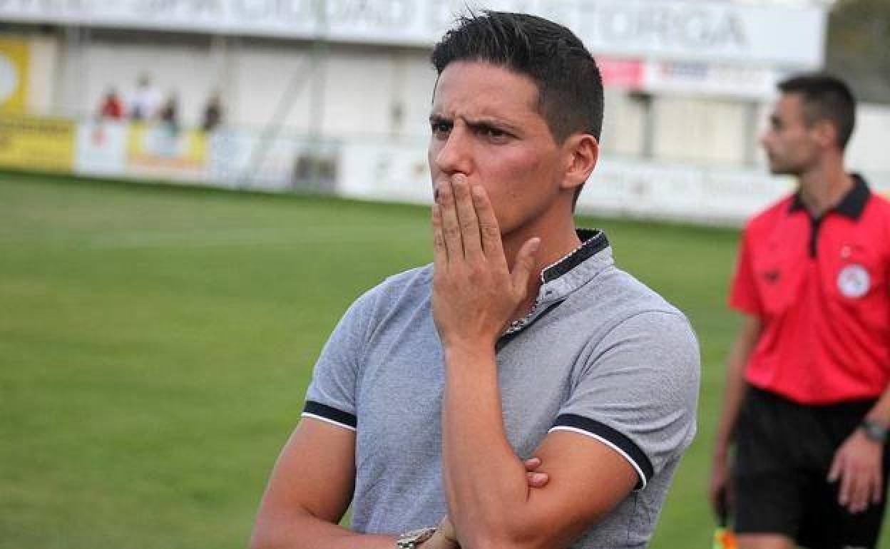 Pablo Huerga, durante su etapa como técnico de La Bañeza FC.