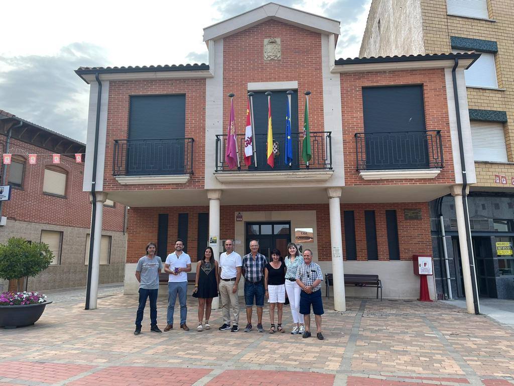 Integrantes del PSOE en las Cortes frente al Ayuntamiento de Laguna de Negrillos