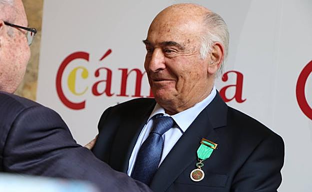 Manuel Lamelas recibe la medalla de oro de la orden de la Cámara de Comercio de España por su dedicación a toda una vida de empresario.