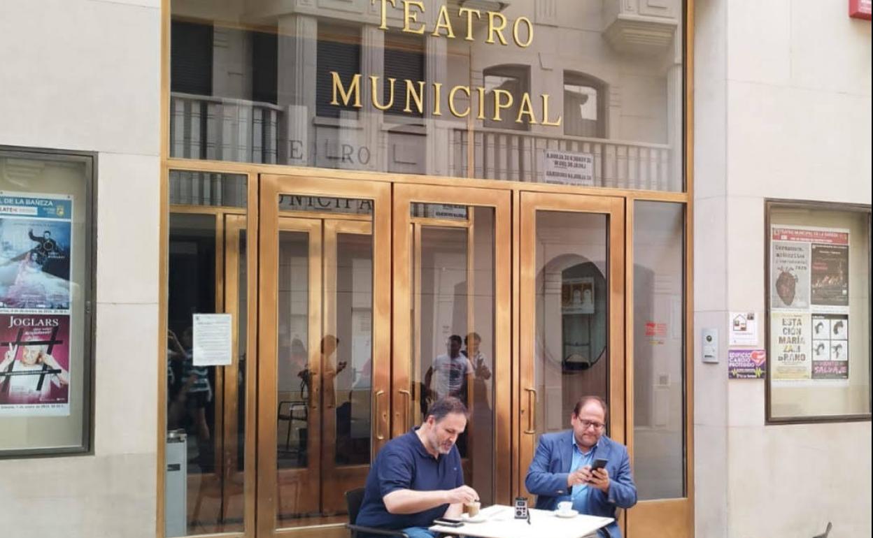 El Teatro Municipal de La Bañeza acogerá, al menos, 18 aperturas en este segundo semestre. 