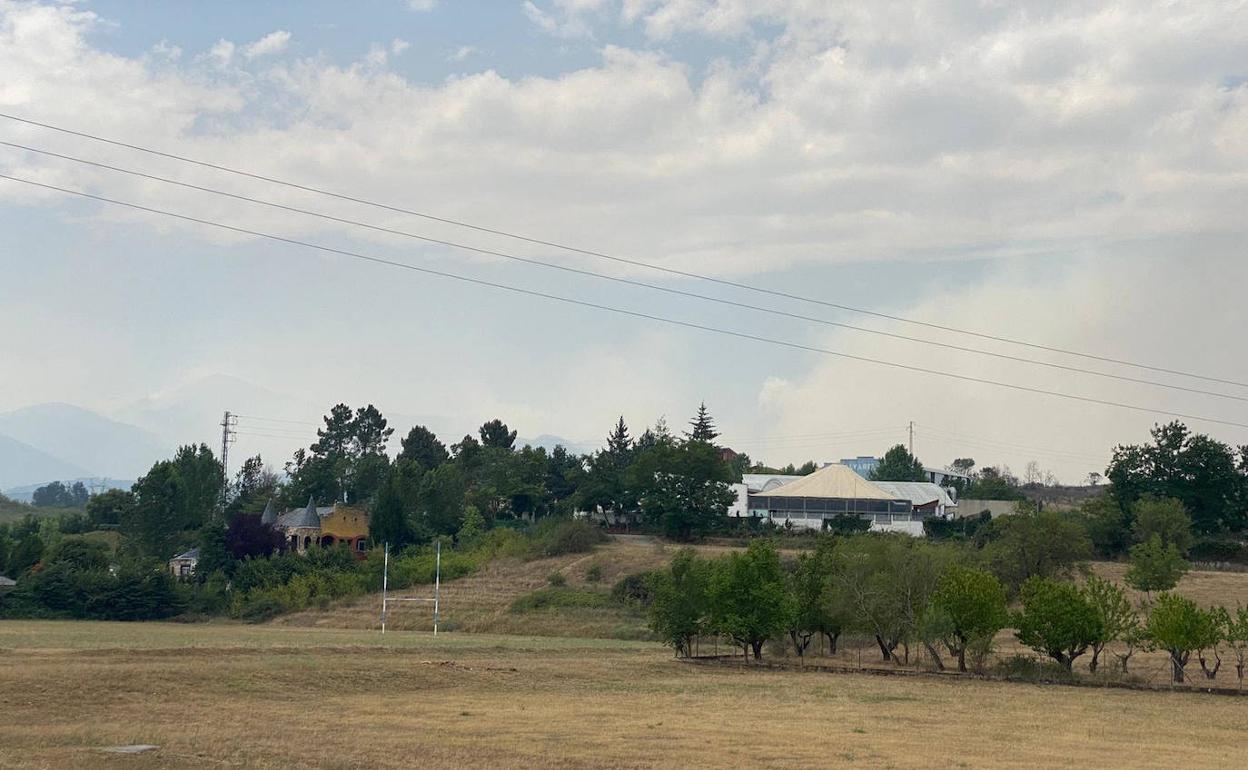 El humo del incendio es visible desde buena parte de la comarca.