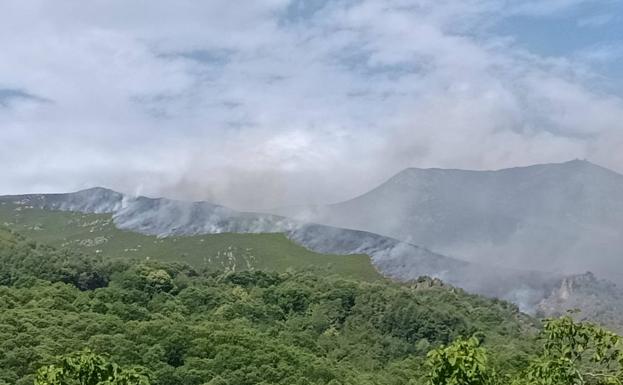 Ponferrada exige de forma «urgente» medios aéreos para atajar el incendio en Montes