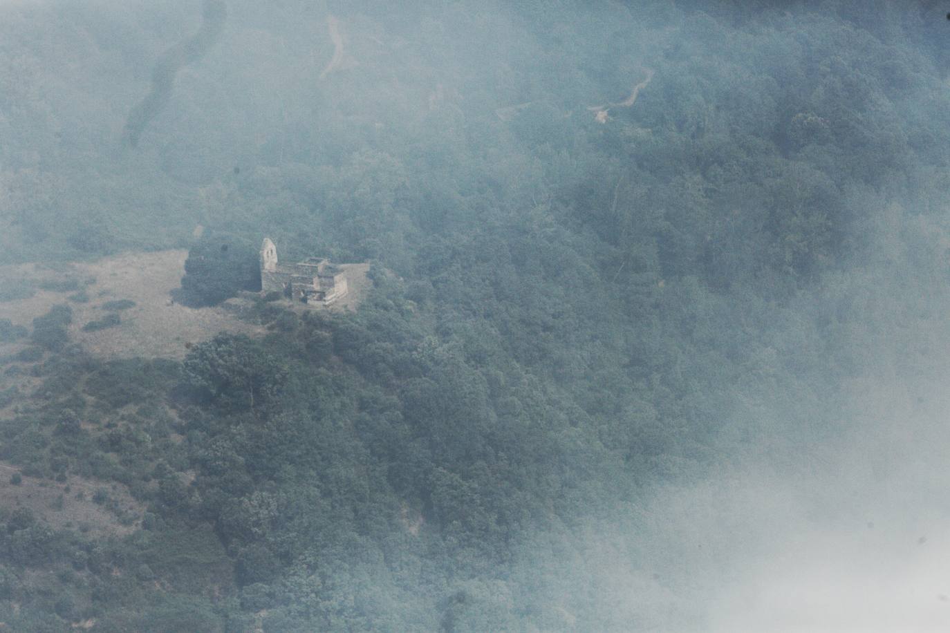 Incendio en el monte Aquiana en el Bierzo, por el que ha tenido que ser desalojado el pueblo de San Adrián. 