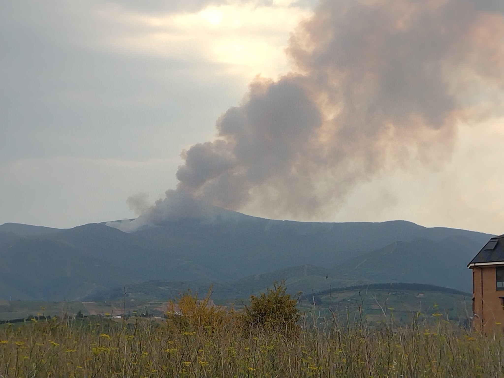 El fuego sigue devorando hectáreas en León y muchos incendios permanecen fuera de control, como este de de Valdueza.