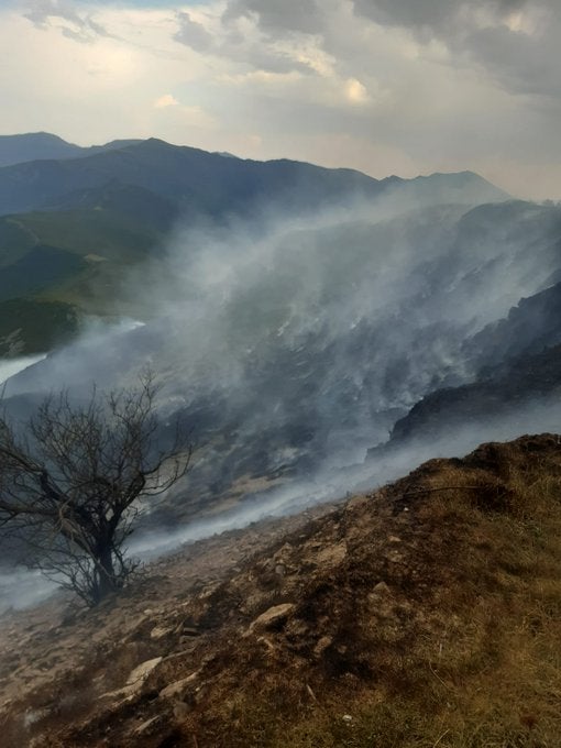 El fuego sigue devorando hectáreas en León y muchos incendios permanecen fuera de control, como este de de Valdueza.