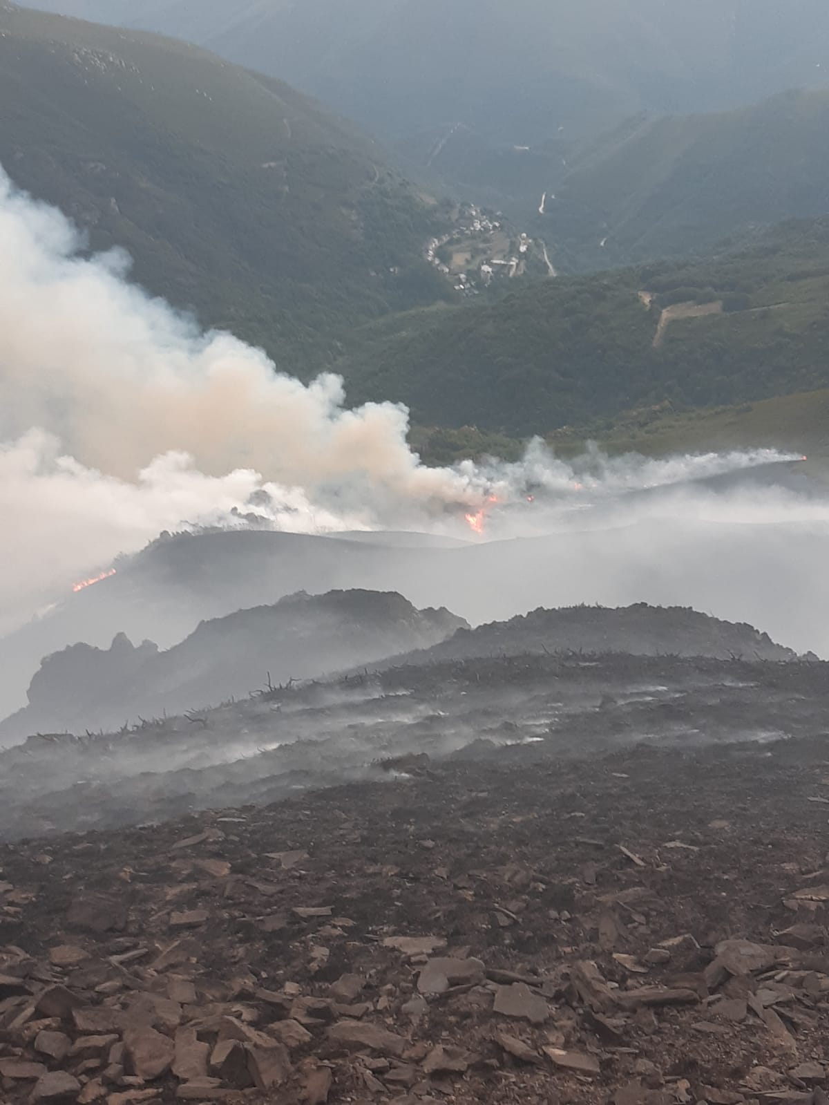 El fuego sigue devorando hectáreas en León y muchos incendios permanecen fuera de control, como este de de Valdueza.