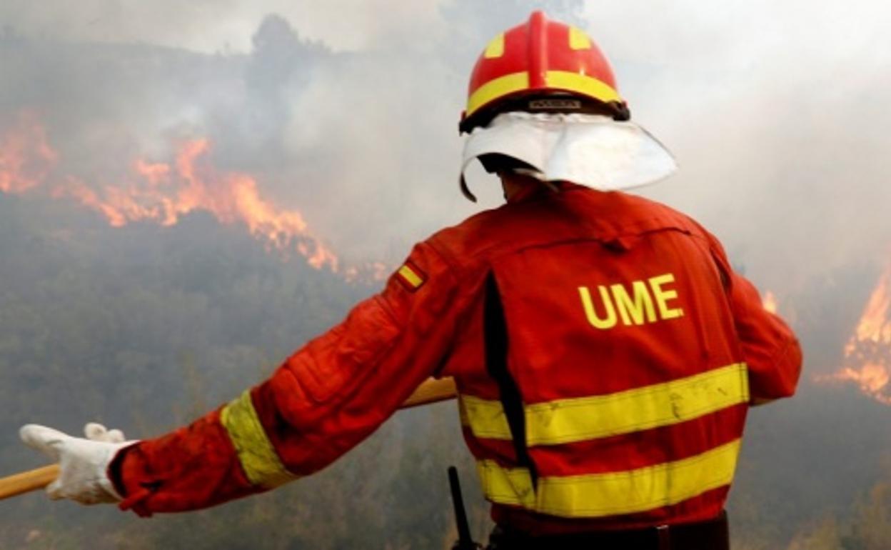 Efectivo de la UME luchando contra el fuego. 