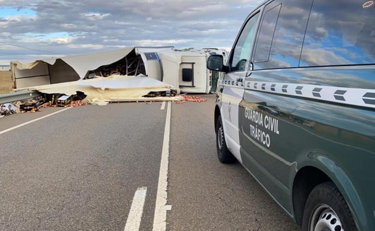 El vuelco de un camión con bidones químicos corrosivos en la A-231, sentido León mantiene activo el Plan de Mercancías Peligrosas