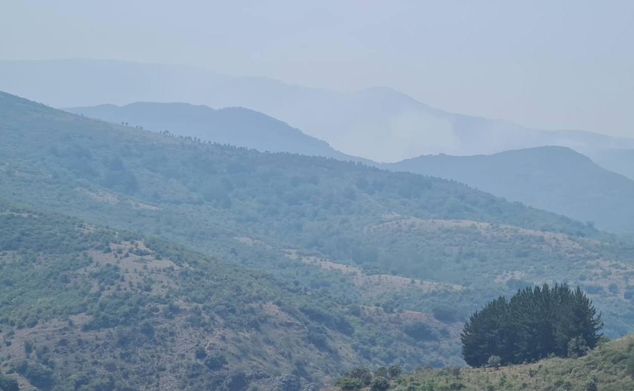 Imagen del incendio en Montes de Valdueza. 