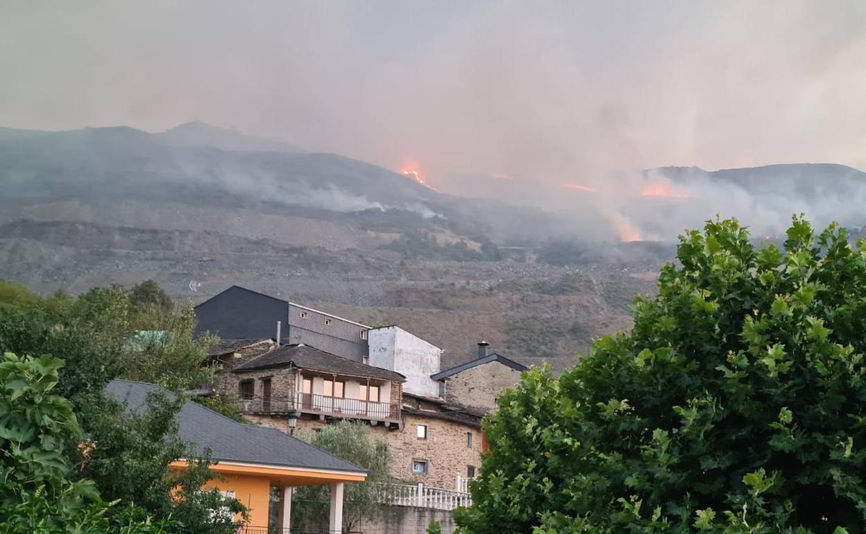 las llamas del incendio de Galicia vistas desde la localidad de San Pedro, desalojada desde la tarde del martes. 