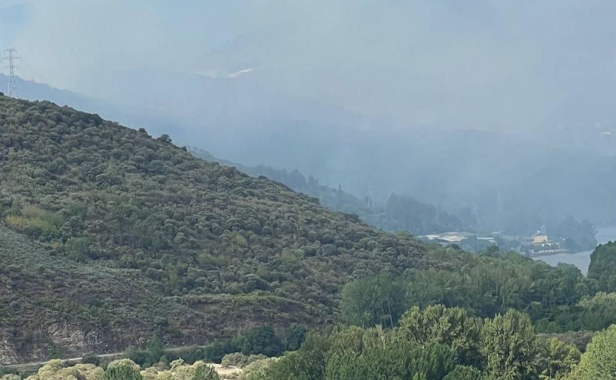 El humo del incendio llena Puente de Domingo Flórez.