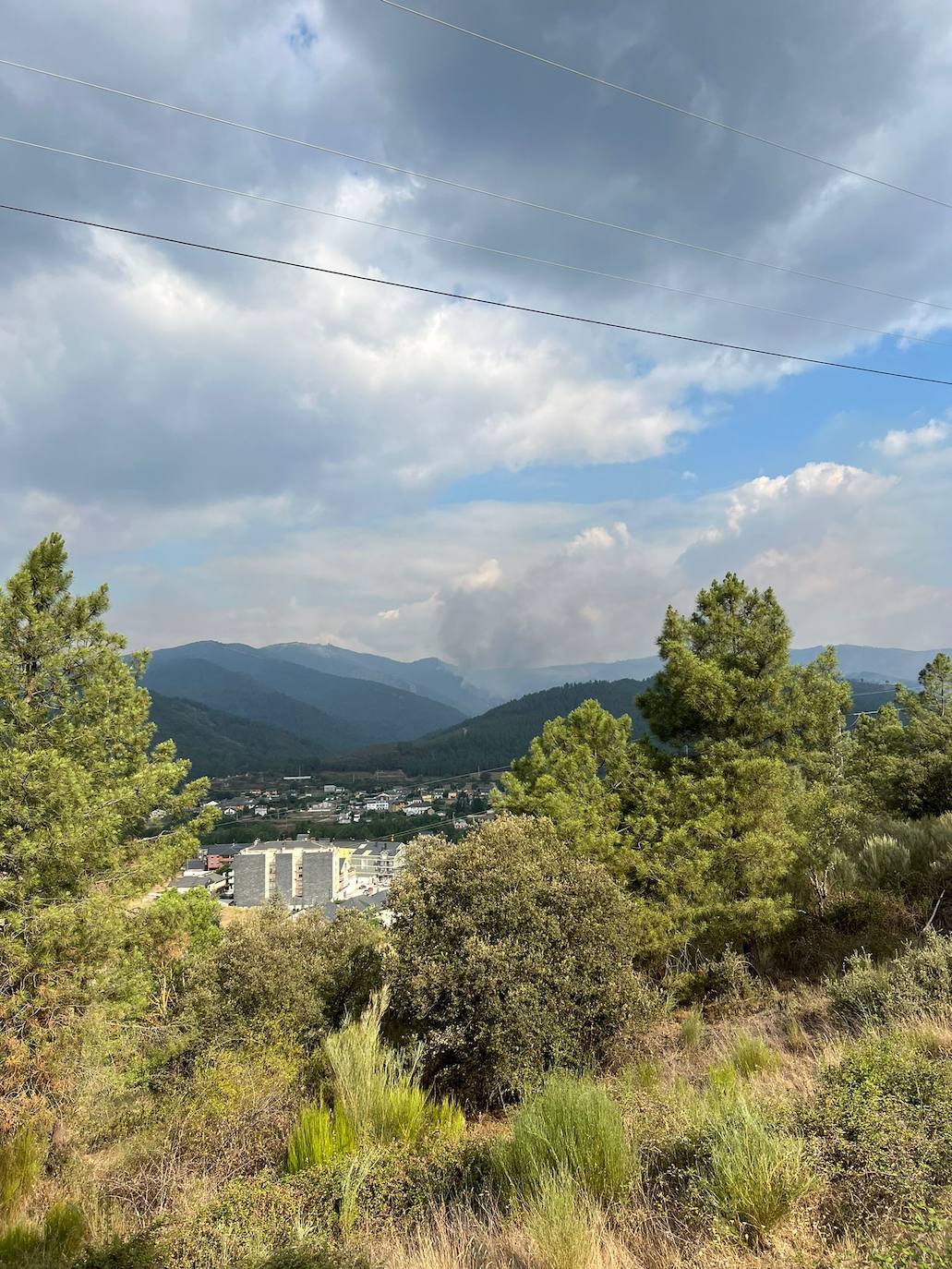 Fotos: Incendio en Galicia que amenaza Puente de Domingo Flórez