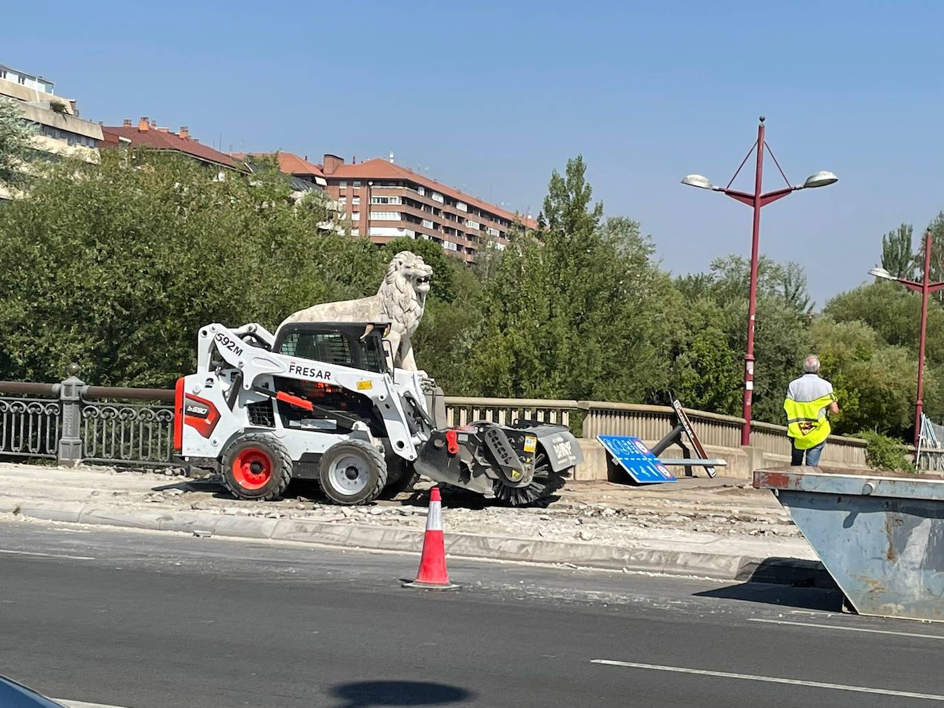 Operarios trabajando en el Puente de los Leones. 