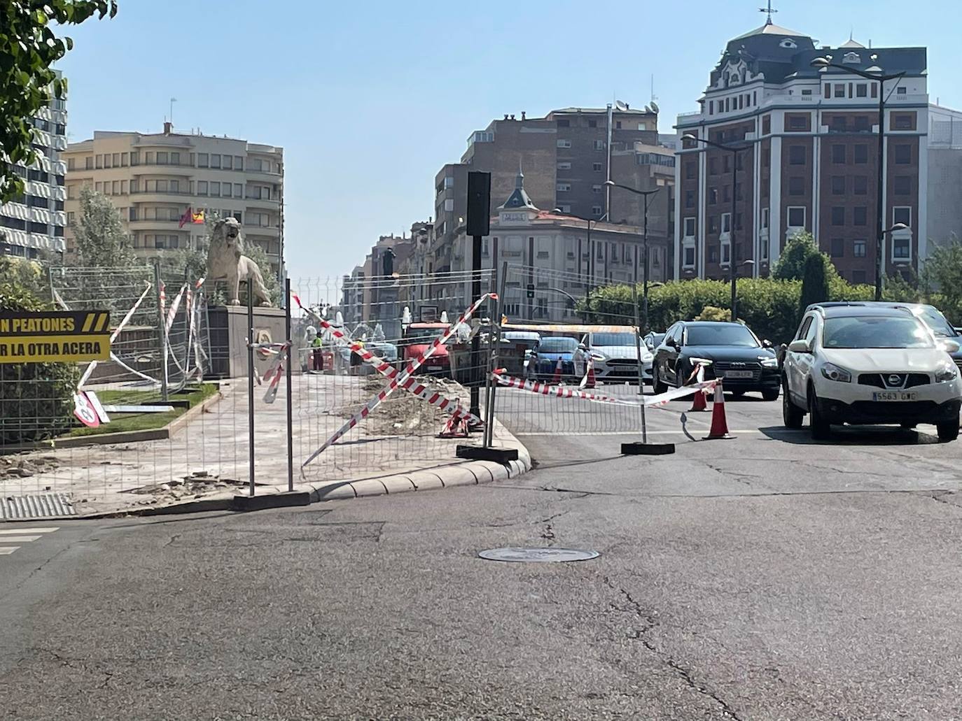 Operarios trabajando en el Puente de los Leones. 