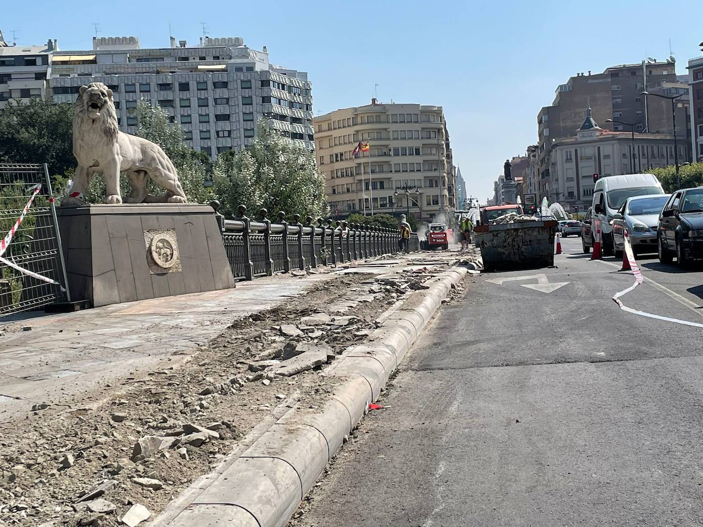 Operarios trabajando en el Puente de los Leones. 