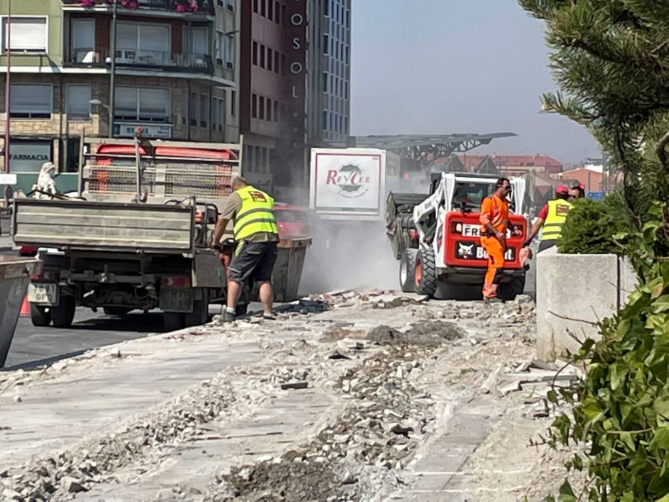 Operarios trabajando en el Puente de los Leones. 