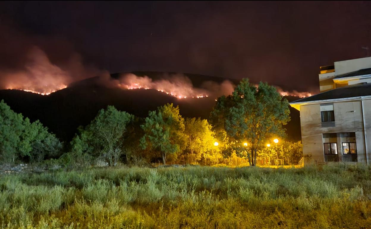 Incendio de Puente de Domingo Flórez, en nivel 2 desde este martes.