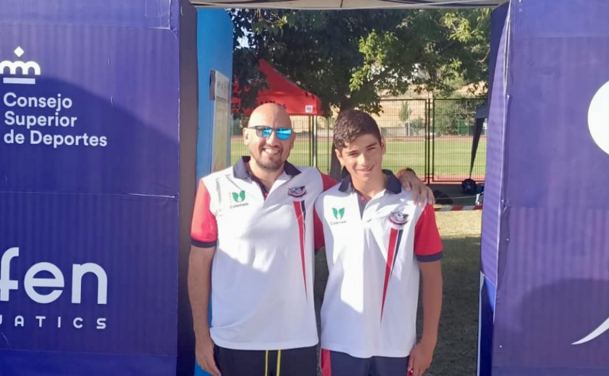 Hugo Valenciano posa con un integrante del equipo en el Nacional. 