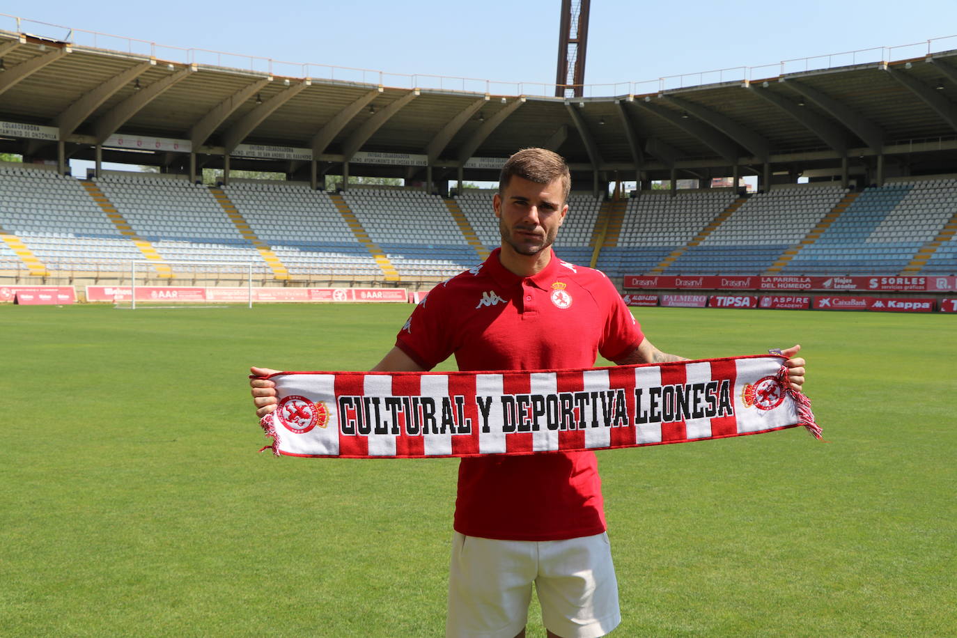 Presentación de Pol Ballesté, como nuevo jugador de la Cultural y Deportiva Leonesa. 