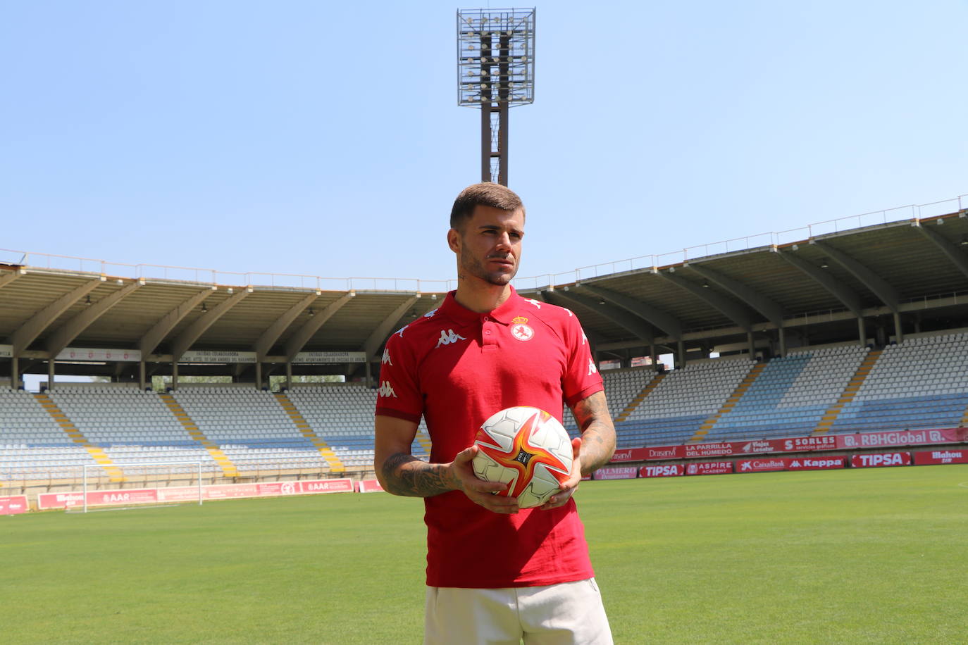 Presentación de Pol Ballesté, como nuevo jugador de la Cultural y Deportiva Leonesa. 