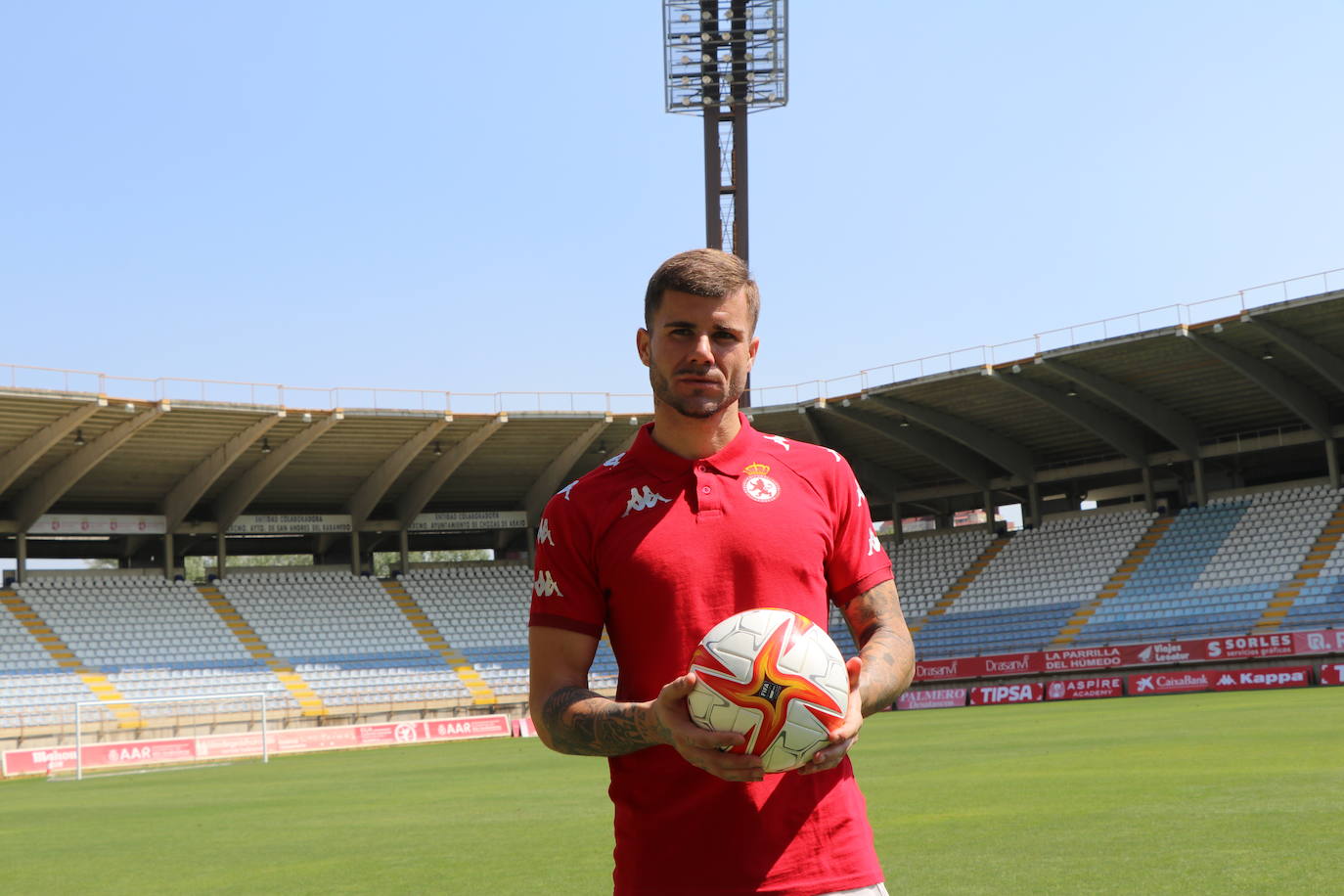 Presentación de Pol Ballesté, como nuevo jugador de la Cultural y Deportiva Leonesa. 