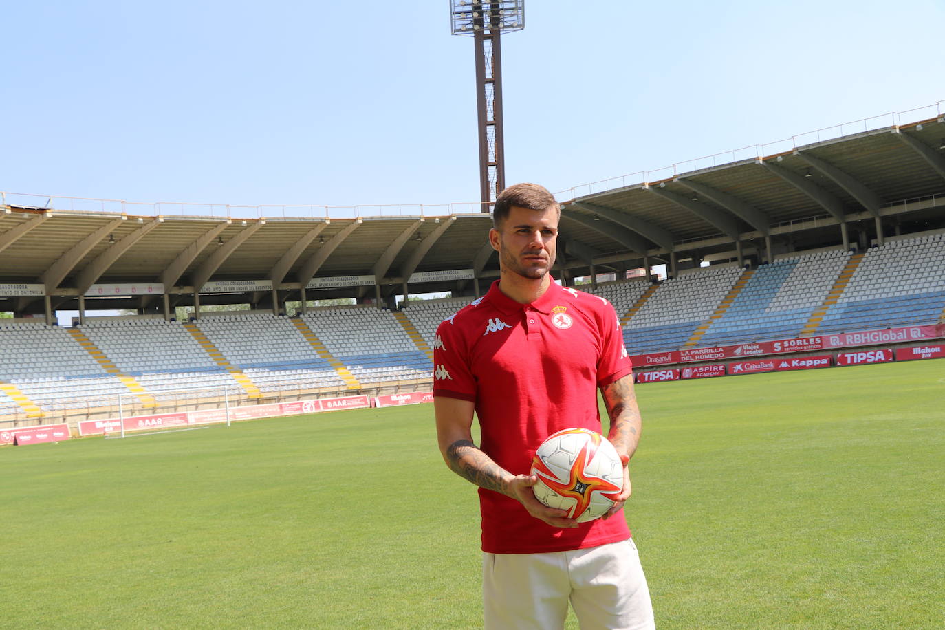 Presentación de Pol Ballesté, como nuevo jugador de la Cultural y Deportiva Leonesa. 