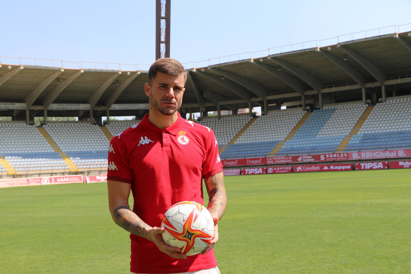 Presentación de Pol Ballesté, como nuevo jugador de la Cultural y Deportiva Leonesa. 