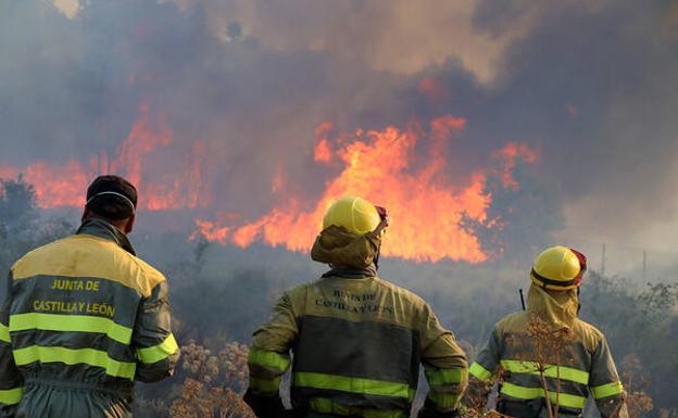 Imagen. El humo y las llamas son visibles desde la carretera. Peio García