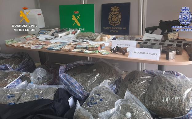 Droga y material de la operación incautados por la Guardia Civil.