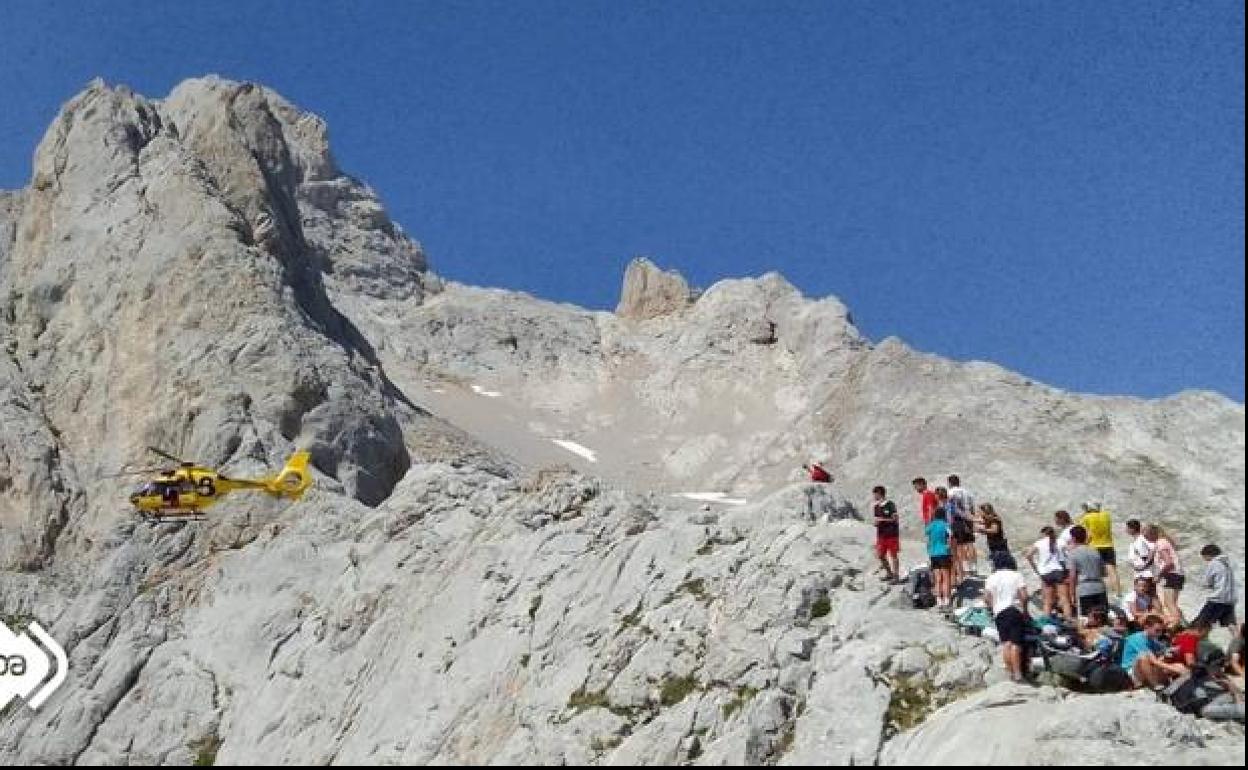 Momento del rescate del grupo de jóvenes que se encontraba haciendo una ruta en Picos de Europa.