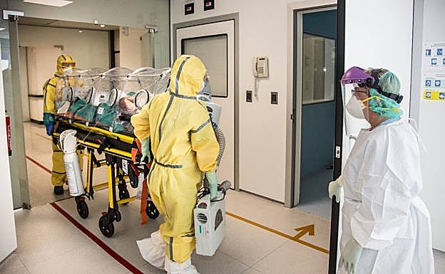 El Hospital Universitario Donostia, es uno de los siete hospitales en todo el Estado que cuenta con una unidad para el tratamiento de pacientes de estas características. En la imagen traslado del paciente berciano al centro. 