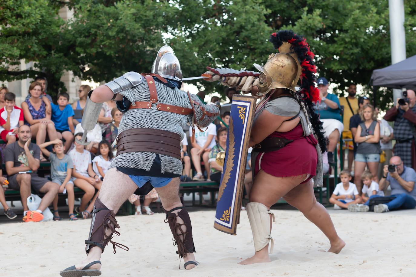 La VIII Gran Munera Gladiatora, organizada por la Legio VI Victrix, llevó el triunfo de los gladiadores a la arena de la plaza de Eduardo de Castro y los grupos El Último Sol y Cuélebre animaron la noche en la Plaza Mayor de Astorga