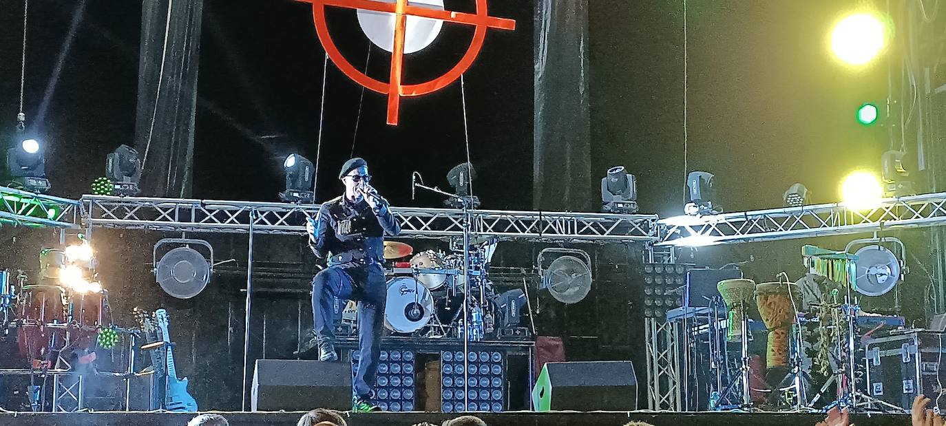 'Amistades Peligrosas' puso el gran broche a las fiestas patronales de Cármenes, que han regresado tras dos años de parón por la pandemia