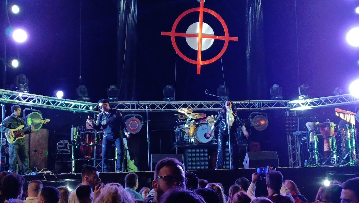 'Amistades Peligrosas' puso el gran broche a las fiestas patronales de Cármenes, que han regresado tras dos años de parón por la pandemia