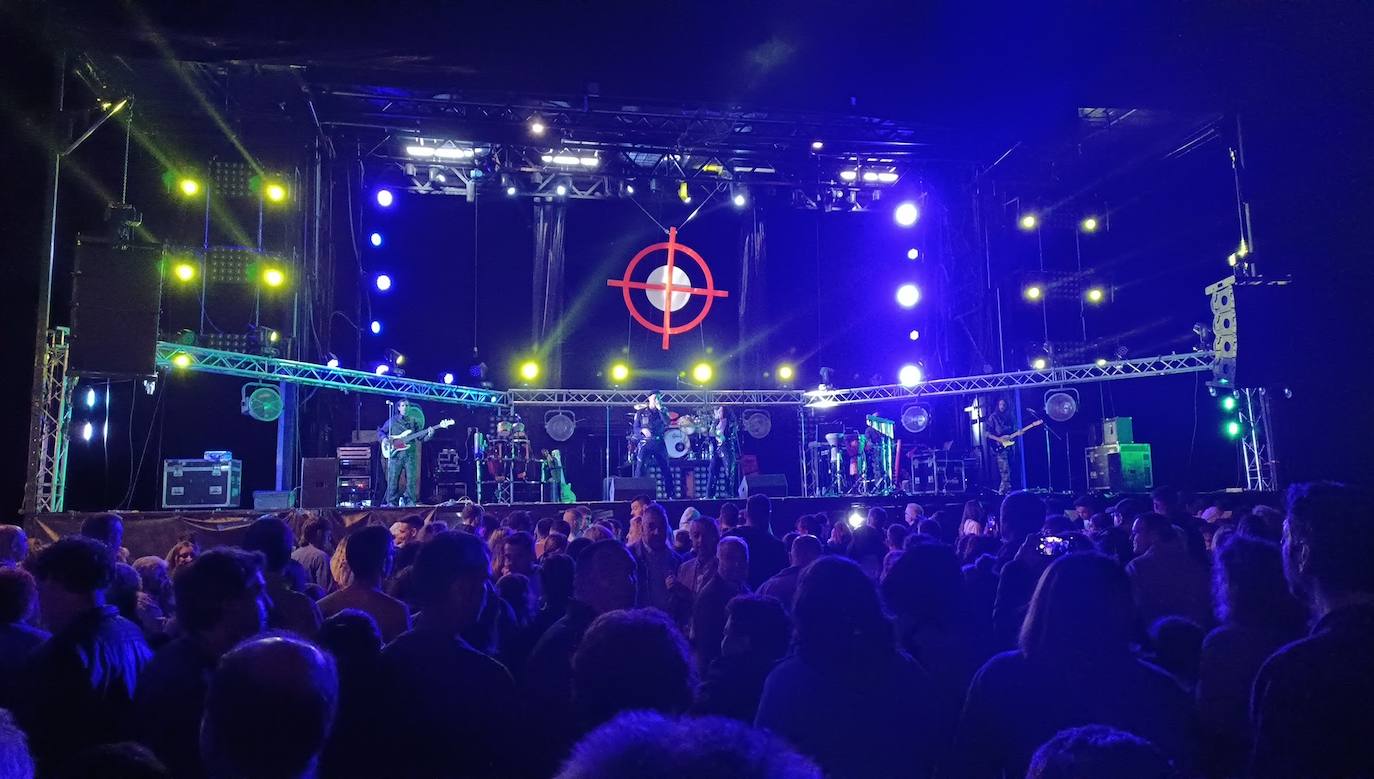 'Amistades Peligrosas' puso el gran broche a las fiestas patronales de Cármenes, que han regresado tras dos años de parón por la pandemia