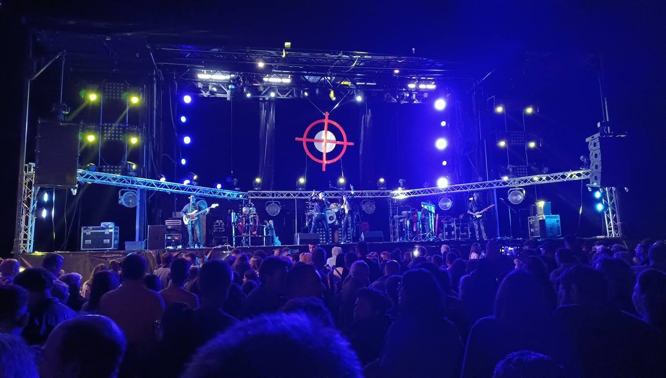 'Amistades Peligrosas' puso el gran broche a las fiestas patronales de Cármenes, que han regresado tras dos años de parón por la pandemia