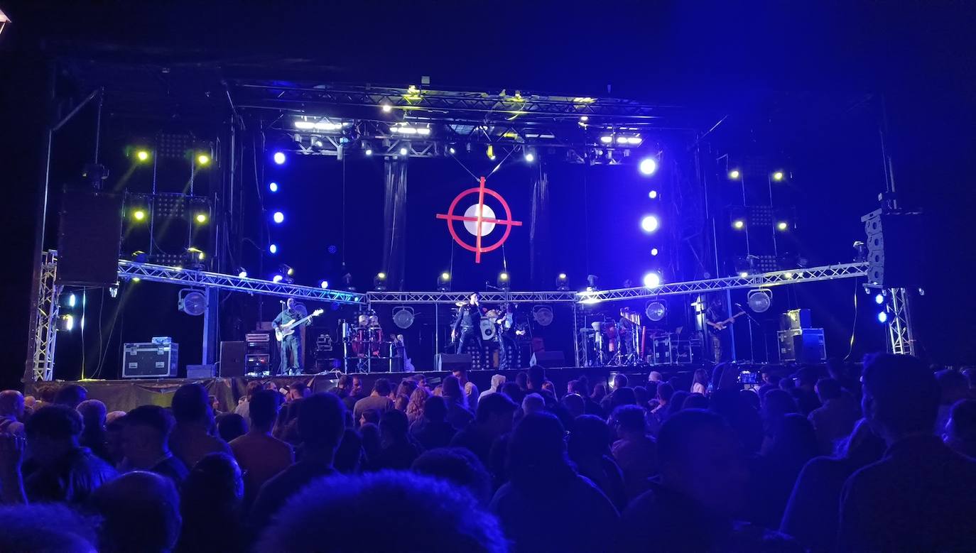 'Amistades Peligrosas' puso el gran broche a las fiestas patronales de Cármenes, que han regresado tras dos años de parón por la pandemia