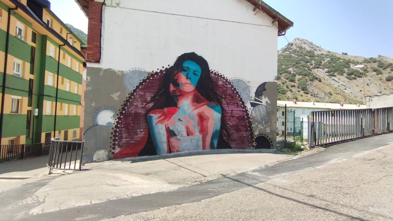 Varias paredes de la localidad leonesa han ganado en colorido y arte con distintas obras murales pintadas sobre ellas.