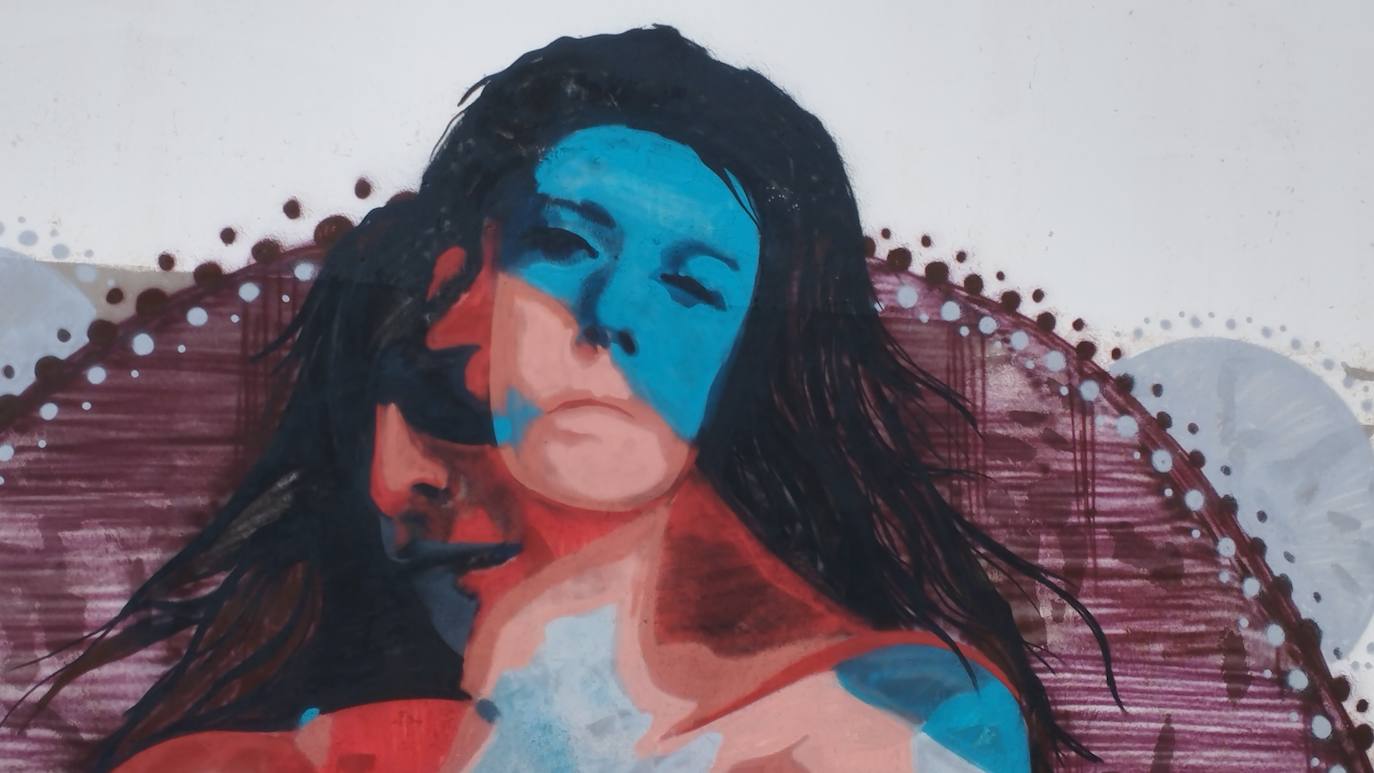 Varias paredes de la localidad leonesa han ganado en colorido y arte con distintas obras murales pintadas sobre ellas.