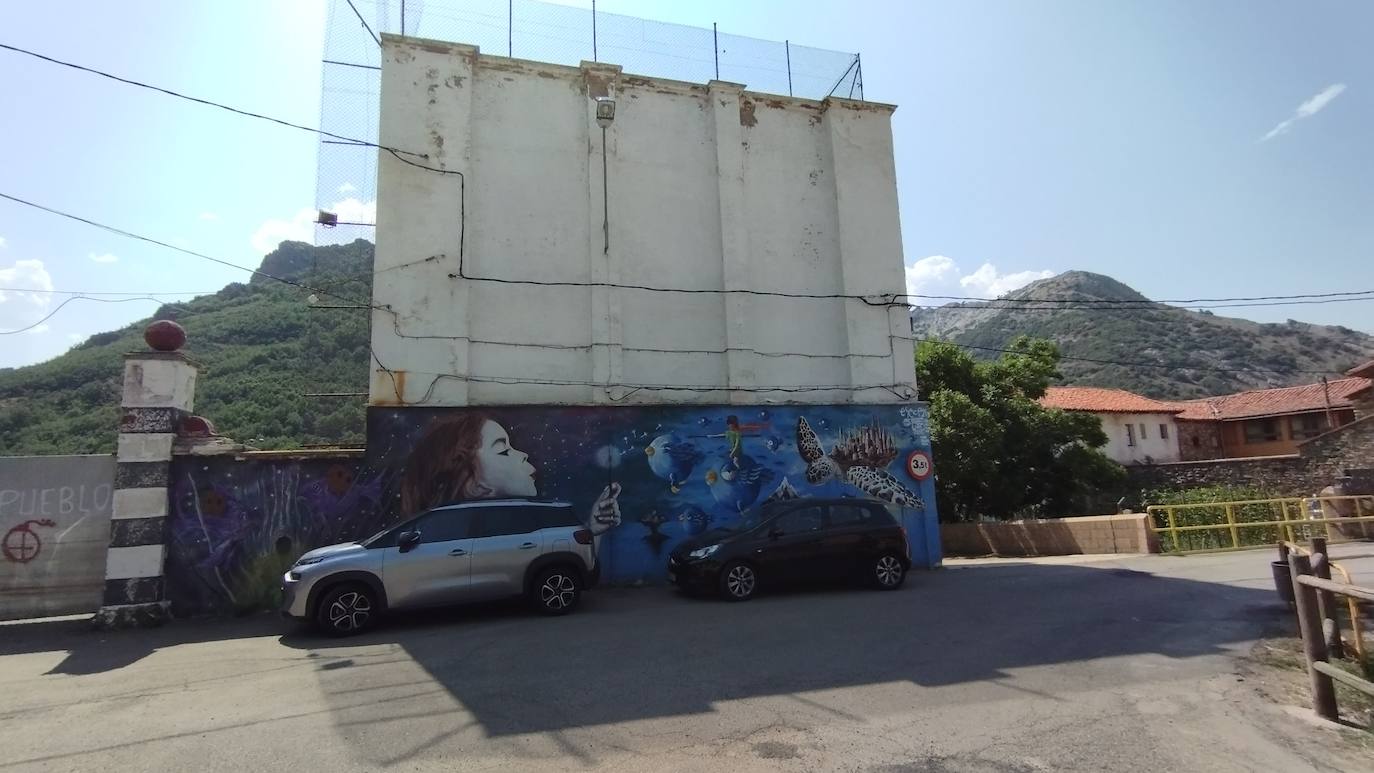 Varias paredes de la localidad leonesa han ganado en colorido y arte con distintas obras murales pintadas sobre ellas.