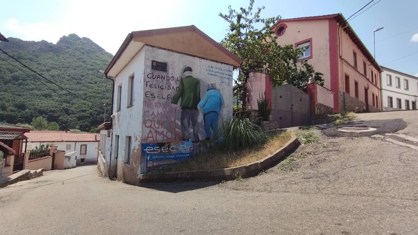 Varias paredes de la localidad leonesa han ganado en colorido y arte con distintas obras murales pintadas sobre ellas.