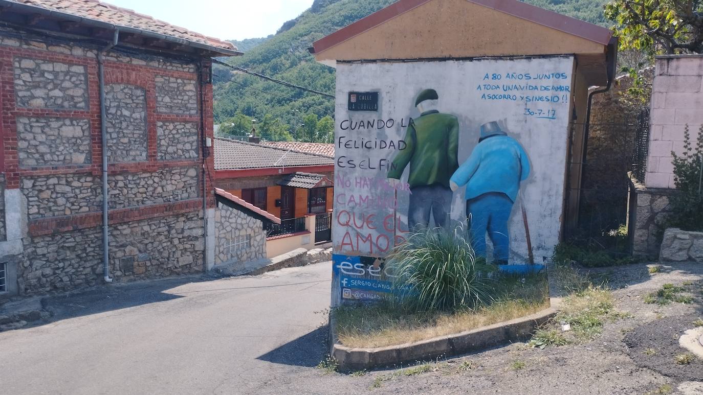 Varias paredes de la localidad leonesa han ganado en colorido y arte con distintas obras murales pintadas sobre ellas.