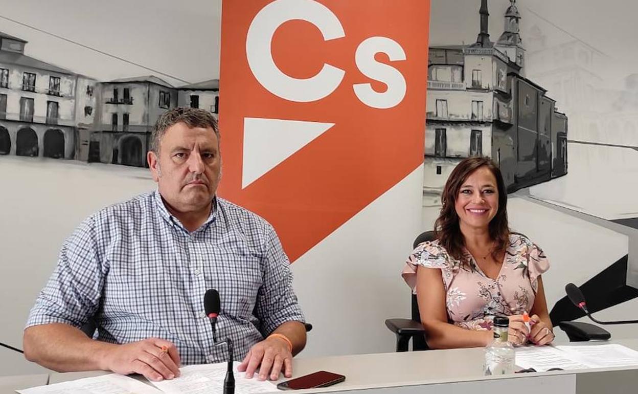 Los concejales de Ciudadanos en el Ayuntamiento de León, Antonio José Blanco y Gemma Villarroel