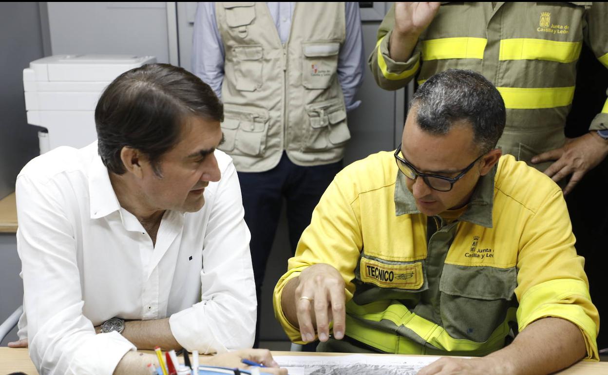 Quiñones, consejero de Medioambiente, en el centro de mando del incendio de Monsagro (Salamanca)