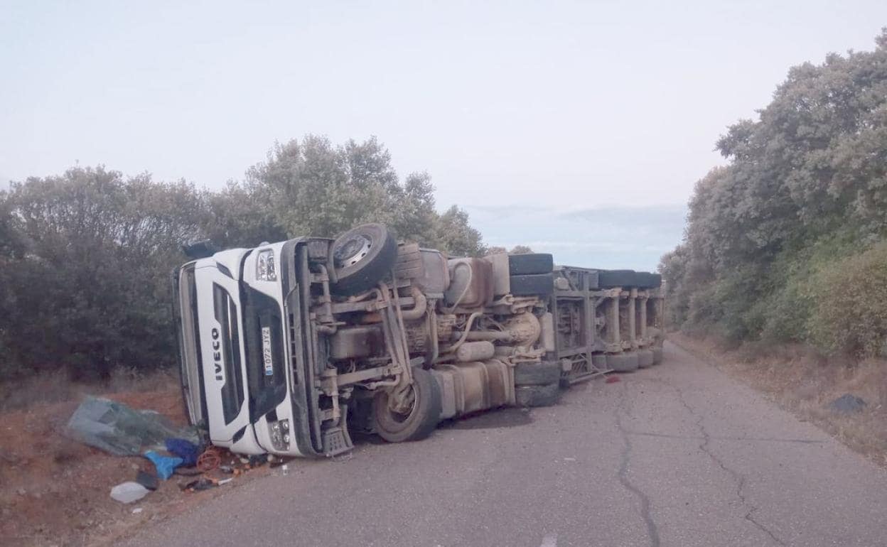 Imagen del camión tras el accidente.