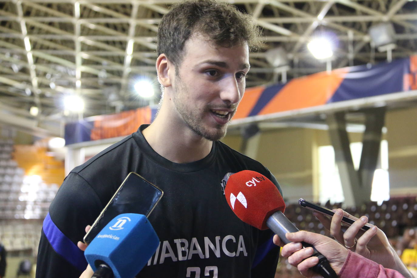 La plantilla del Ademar realiza flexiones en medio de la cancha del Palacio de los Deportes. 