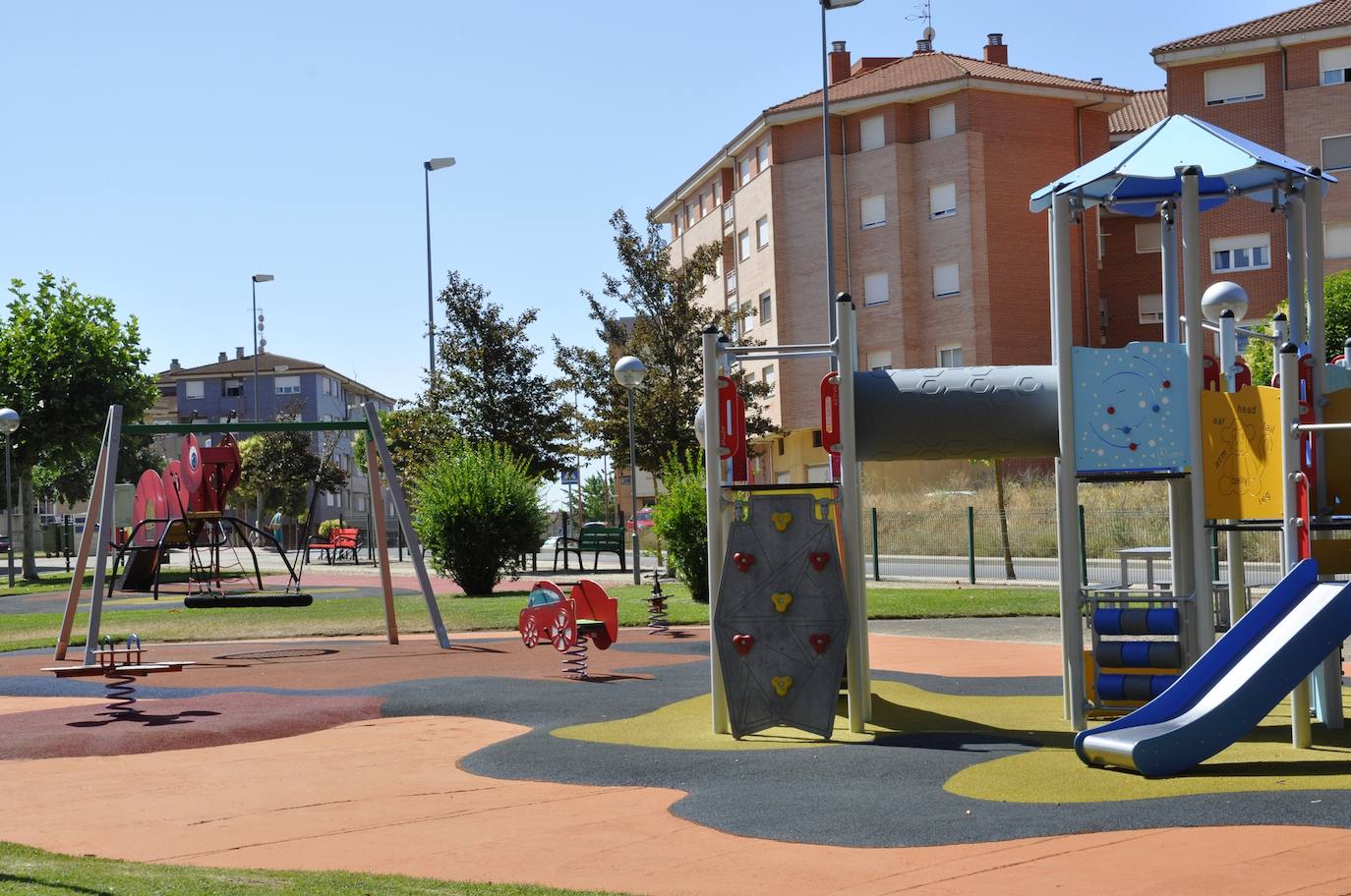 Imagen de los nuevos columpios del parque de Vallezate
