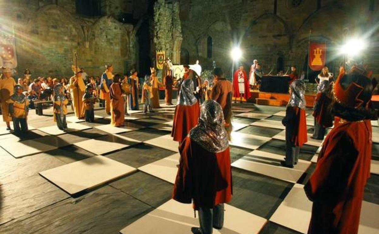 Ajedrez viviente que se representa en el Medieval de Carracedelo.