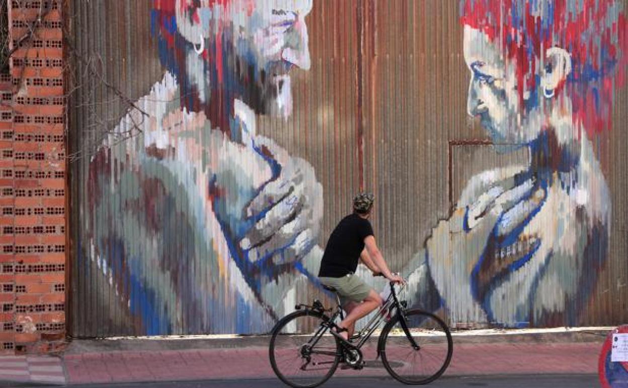 Imagen de archivo de un mural pintado en la fachada de un local. 